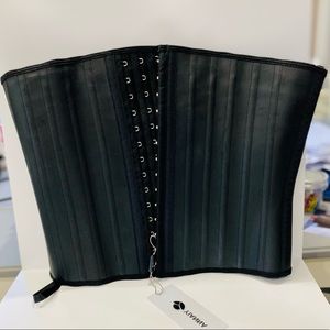 Yianna waist trainer. Size Medium NWT